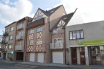 Woonappartement inclusief inpandige garagebox, in een kleine nieuwbouw residentie gelegen vlakbij het handelscentrum van De Haan. Indeling: Mooie woonkamer met zuidgericht zonneterras, volledig ingerichte en open keuken, inkomhall met afzonderlijk toilet en bergplaats, badkamer met douche en aansluiting wasmachine, 2 ruime slaapkamers, gemeenschappelijke fietsenberging, cv op gas, ... Dit appartement wordt zo goed als instapklaar aangeboden: lamparmaturen en raamdecoratie werden reeds voorzien! Dit ideaal woonappartement is beschikbaar vanaf 01/08/2024. Bij de vermelde huurprijs komen er geen bijkomende kosten gebouw/syndic. Onder deze tekst bij "documenten" vindt u een grondplan. (15/043)